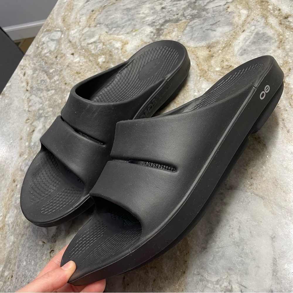 OOFOS OOahh Open Toe Slide Lightweight Recovery Footwear Sandal Black M13 W15